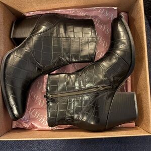 Johnston & Murphy Croc-Embossed Black Ankle Boots